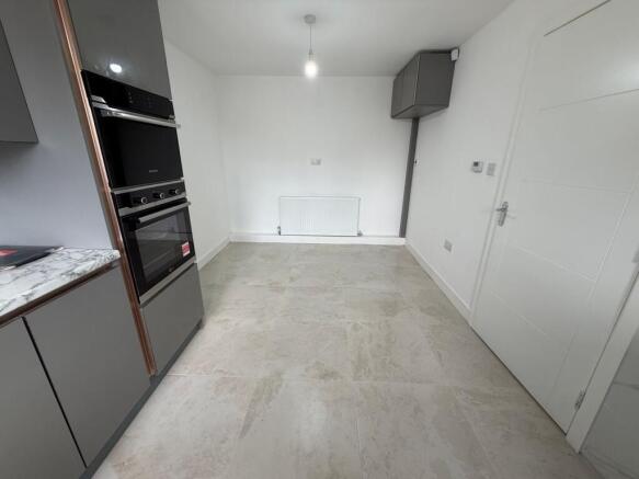 4 bed Semi-Detached for sale Image 4