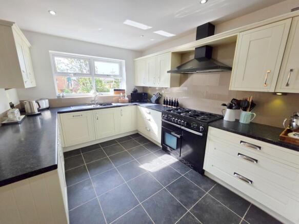 5 bed Detached for sale Image 11