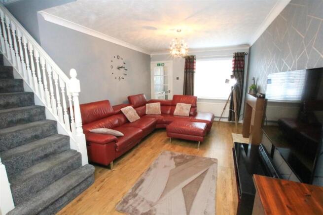 OPEN PLAN LIVING/ DINING ROOM