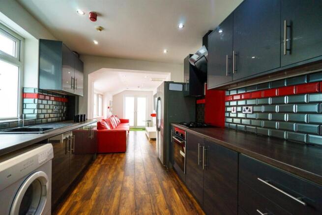 5 bed House Share to rent Image 4