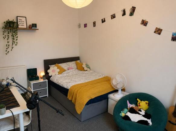 Cosy double bedroom with stylish decor and desk...