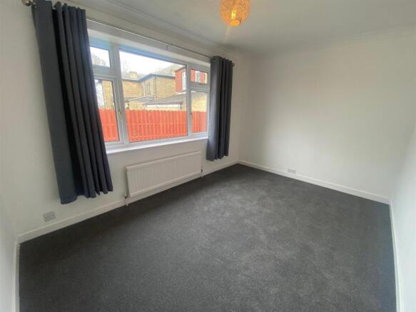 4 bed Semi-Detached Bungalow to rent Image 4
