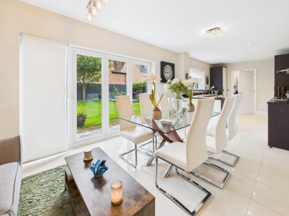 5 bed Detached for sale Image 11