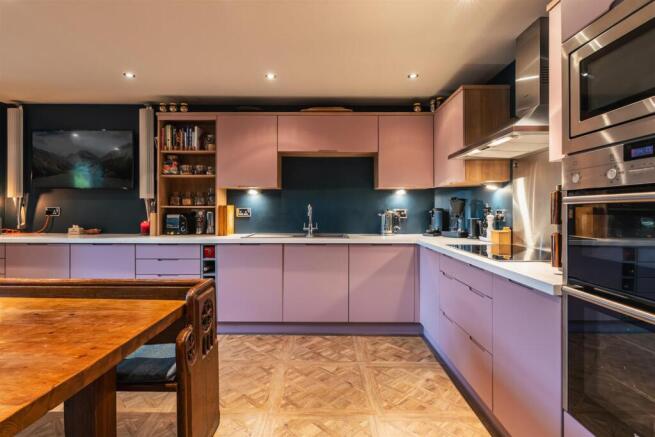 5 bed Detached for sale Image 6