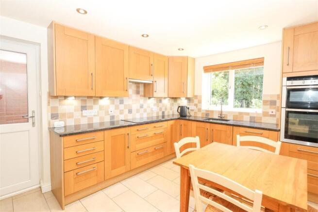 6 bed Detached for sale Image 7