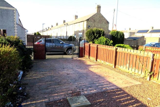 GARDEN TO FRONT + OFF-ROAD PARKING