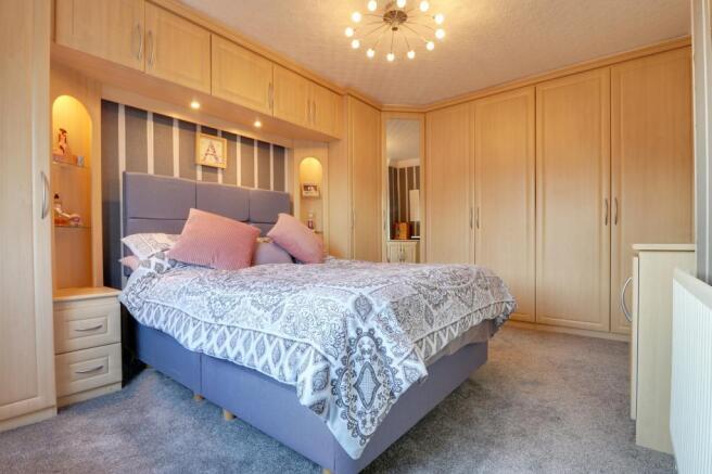 Master bedroom (double)