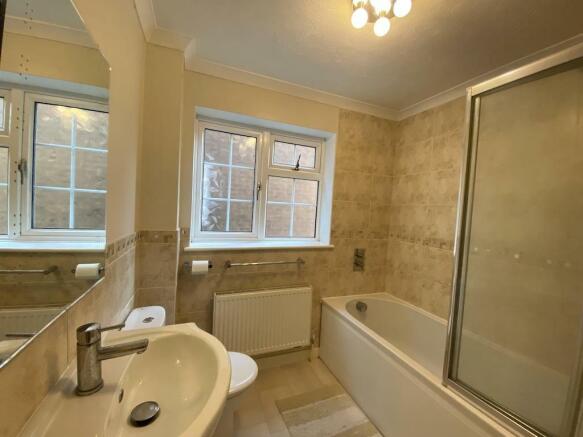 19 - Bathroom.jpg
