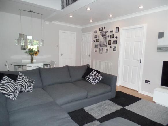 LOUNGE PHOTO 2