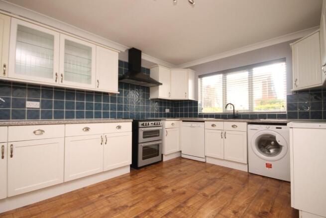KITCHEN  (2).JPG
