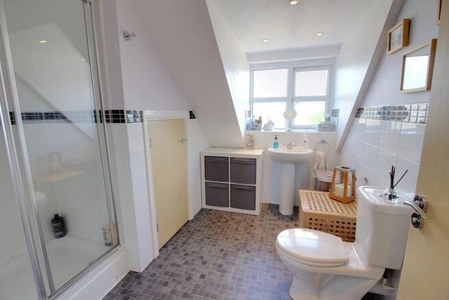 Ensuite to Bed 1