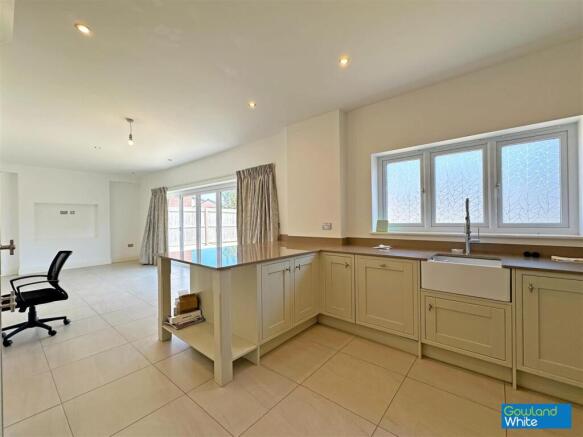 5 bed Detached for sale Image 6