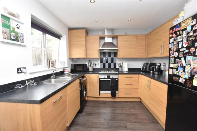 5 bed Detached for sale Image 4
