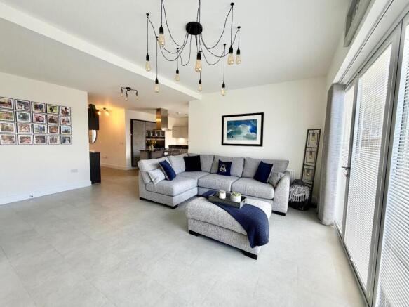 5 bed Detached for sale Image 7