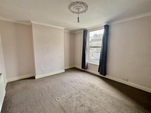 4 bed Terraced to rent Image 5