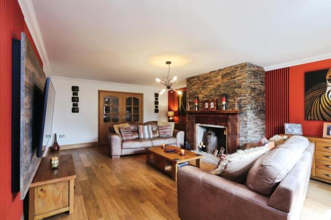 5 bed Detached for sale Image 4