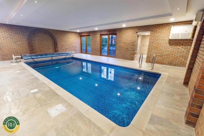5 bed Detached for sale Image 4
