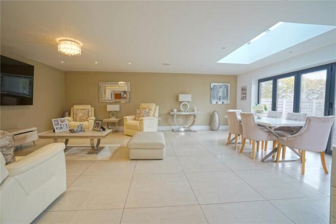5 bed Detached for sale Image 8