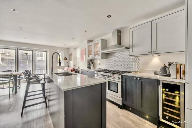 4 bed Detached for sale Image 7