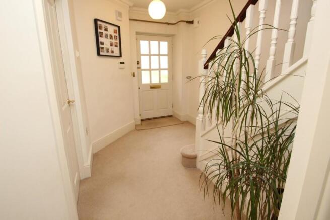 46 Abbey Gardens - Entrance Hall (2).JPG