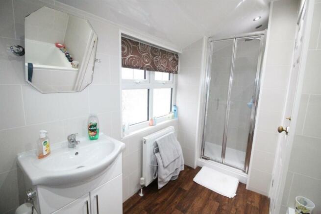 214 Low Grange Ave-Bath2.JPG