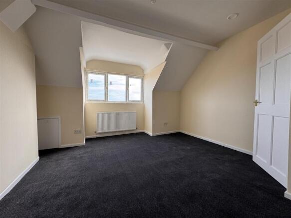 2 bed Terraced to rent Image 5