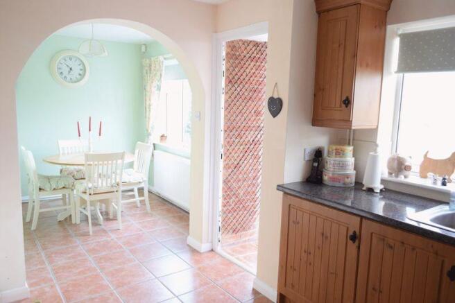 KITCHEN/DINING ROOM