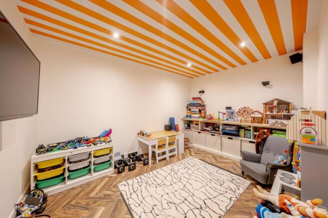 4 bed Semi-Detached to rent Image 12