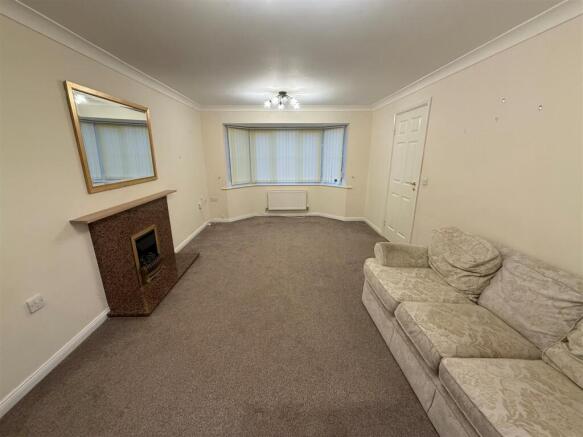 2 Maxwell Lounge.jpg