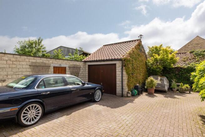4 bed House for sale Image 12