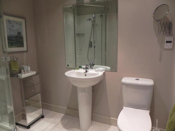 https://s3-eu-west-1.amazonaws.com/propertylab/allanmorris/property-images/standard/2406_20 Avonmill Place - Shower Room.JPG