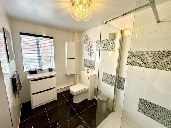 EN-SUITE SHOWER ROOM