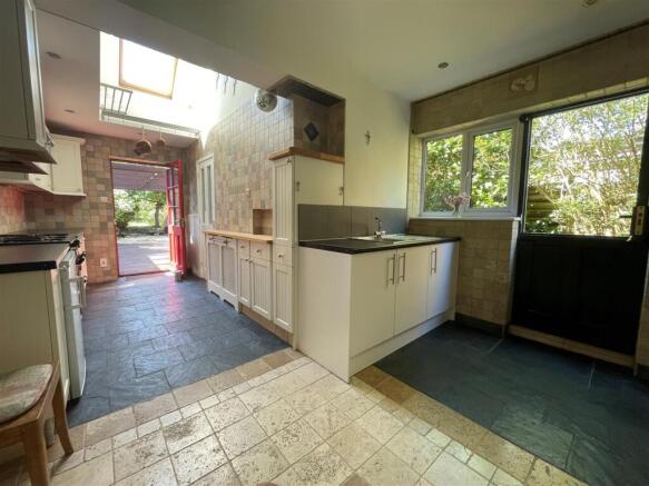 Kitchen 1c.jpg