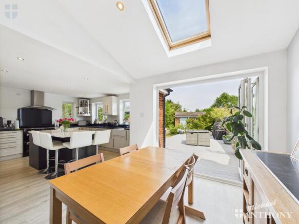 CAM03218G0-PR0694-STILL015