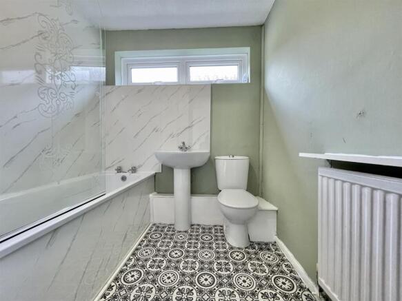 141 Blackden Walk Bathroom (2).jpeg