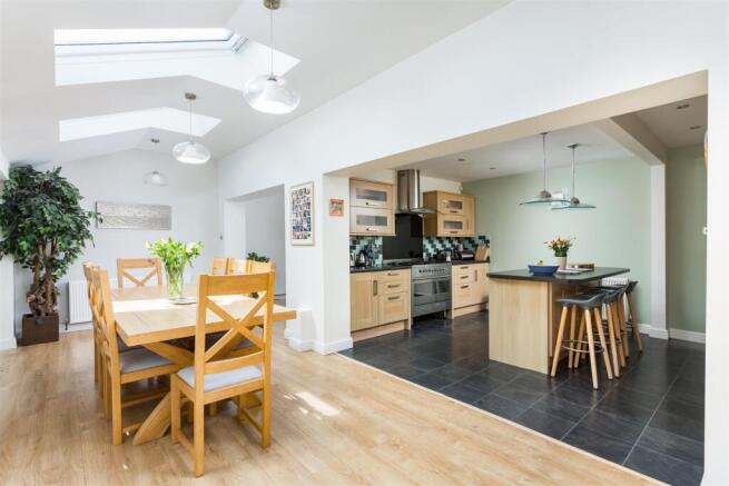 4 bed Semi-Detached for sale Image 3