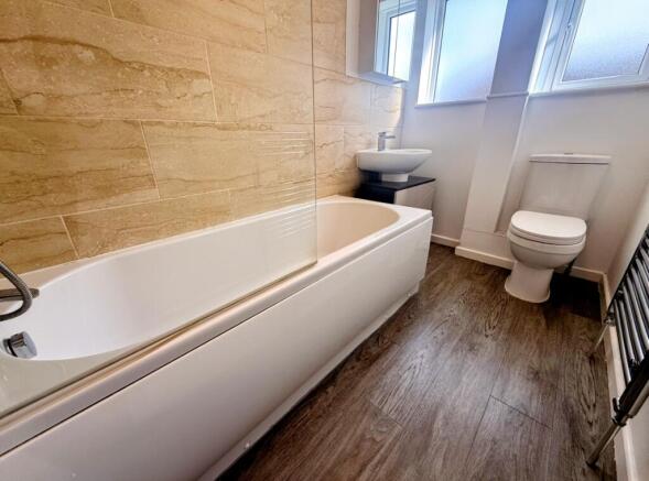 4 bed Detached to rent Image 8