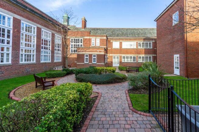 4 Queens Manor Communal Garden.jpg