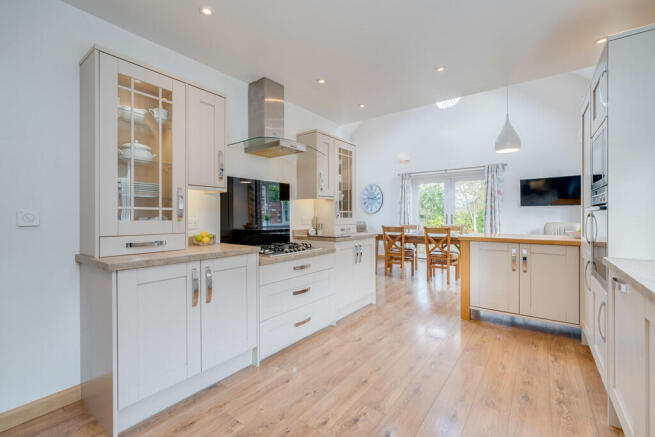 5 bed Detached for sale Image 7