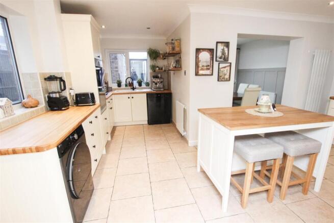 OPEN PLAN LIVING/ DINING/ KITCHEN