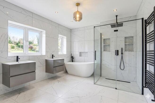 5 bed Detached for sale Image 7