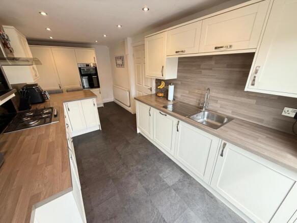 5 bed Semi-Detached for sale Image 9