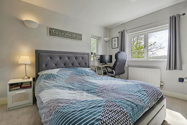 5 bed Detached for sale Image 11