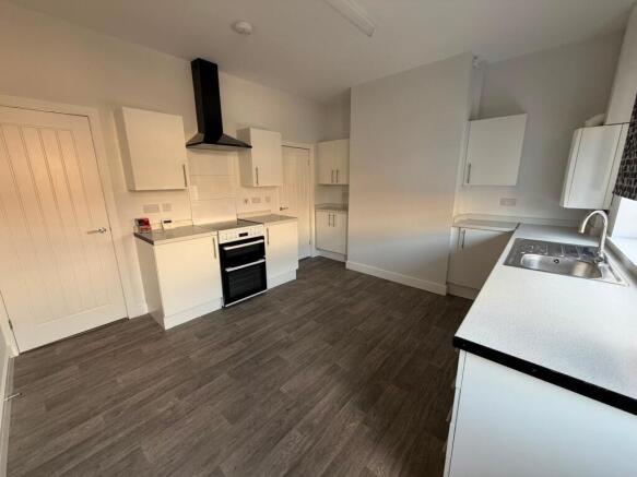 2 bed Terraced to rent Image 2