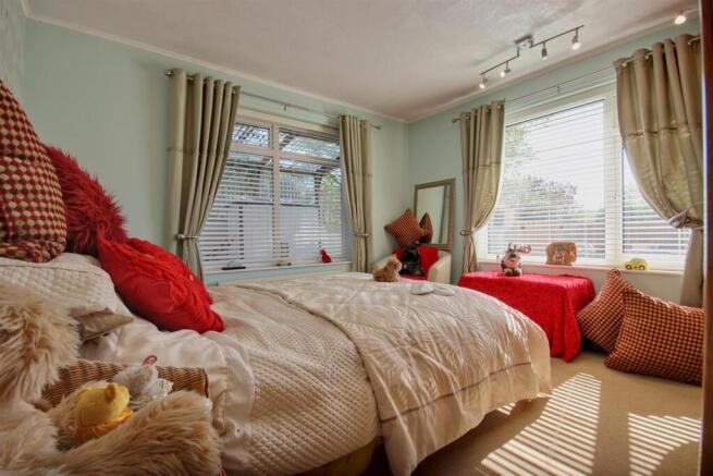 4 bed Detached Bungalow for sale Image 10
