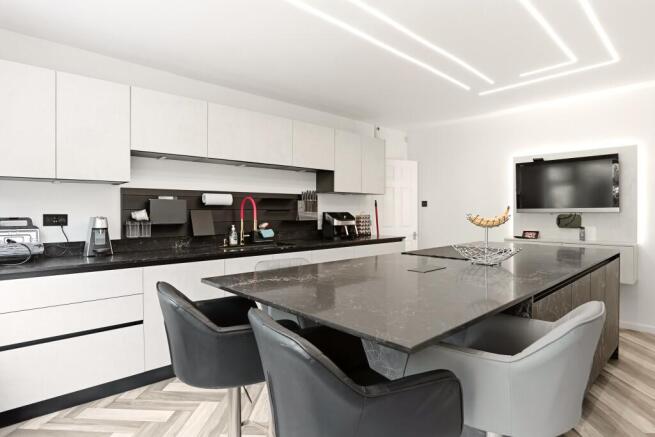 5 bed Semi-Detached for sale Image 6