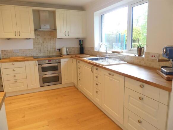 4 bed Detached to rent Image 5