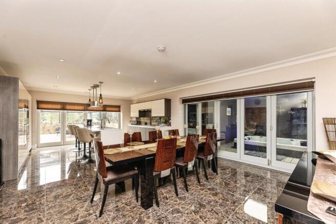 5 bed Detached for sale Image 7
