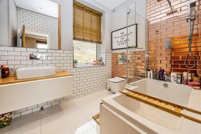4 bed Link Detached House for sale Image 8