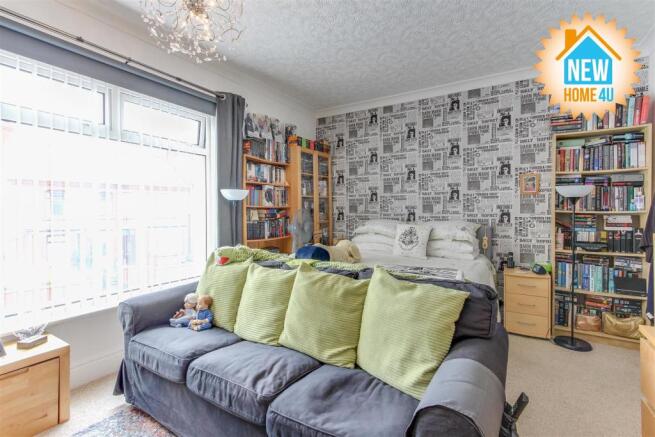 MAIN BEDROOM: